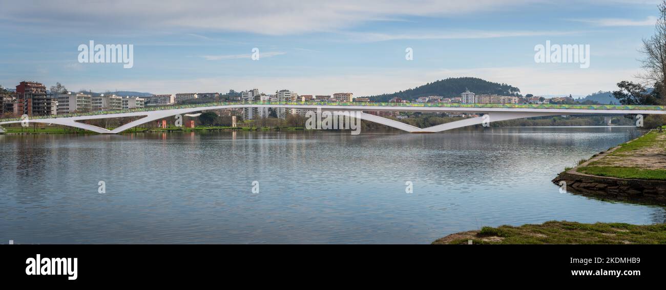 Vue panoramique sur le pont Pedro e Ines et la rivière Mondego - Coimbra, Portugal Banque D'Images