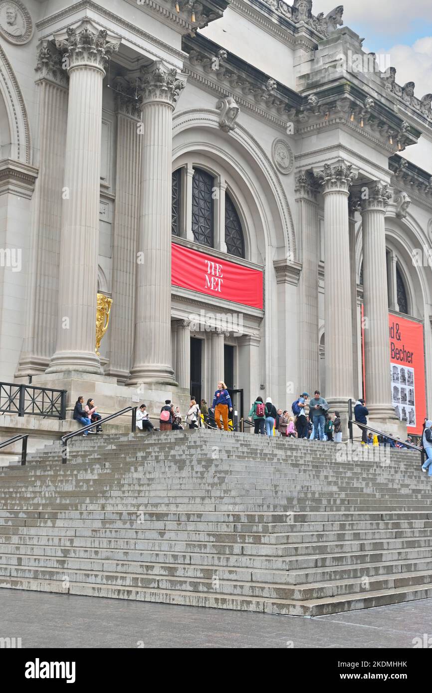 NEW YORK - 23 octobre 2022 : escalier menant au Metropolitan Museum of Art de New York, généralement appelé le met. Banque D'Images