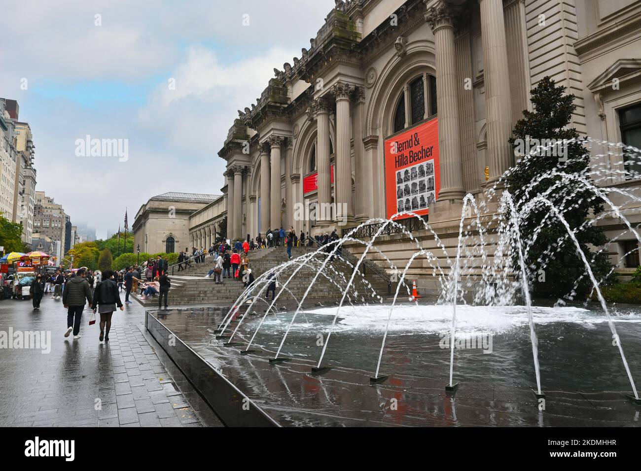 NEW YORK - 23 octobre 2022 : fontaines du Metropolitan Museum of Art de New York, généralement appelé le met. Banque D'Images