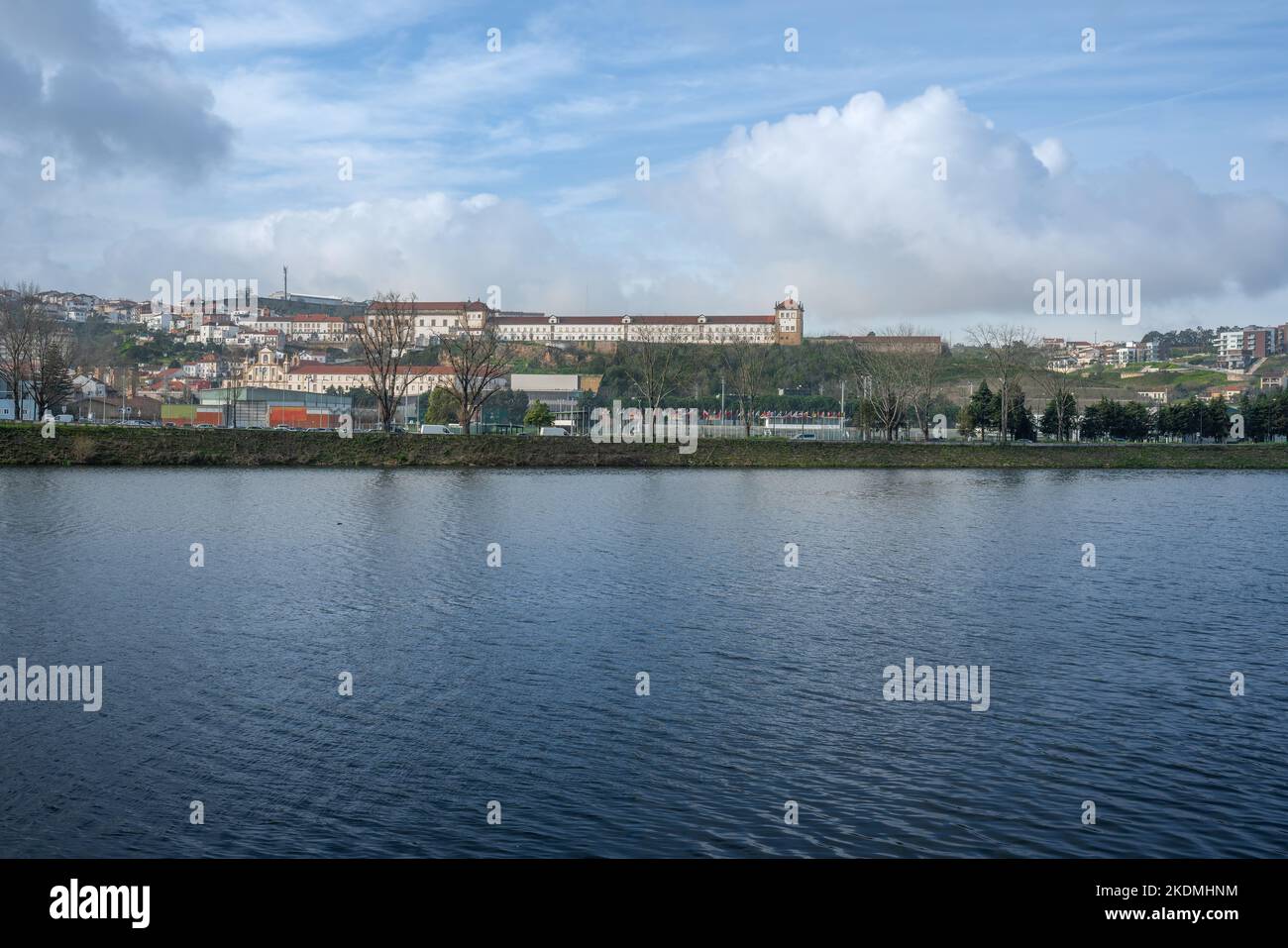 Coimbra Skyline avec le monastère de Santa Clara-a-Nova, le couvent de Sao Francisco et la rivière Mondego - Coimbra, Portugal Banque D'Images