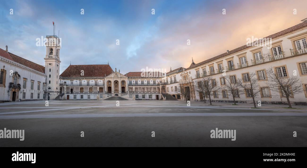 Vue panoramique de l'Université de Coimbra, ancien Palais Royal, au coucher du soleil - Coimbra, Portugal Banque D'Images