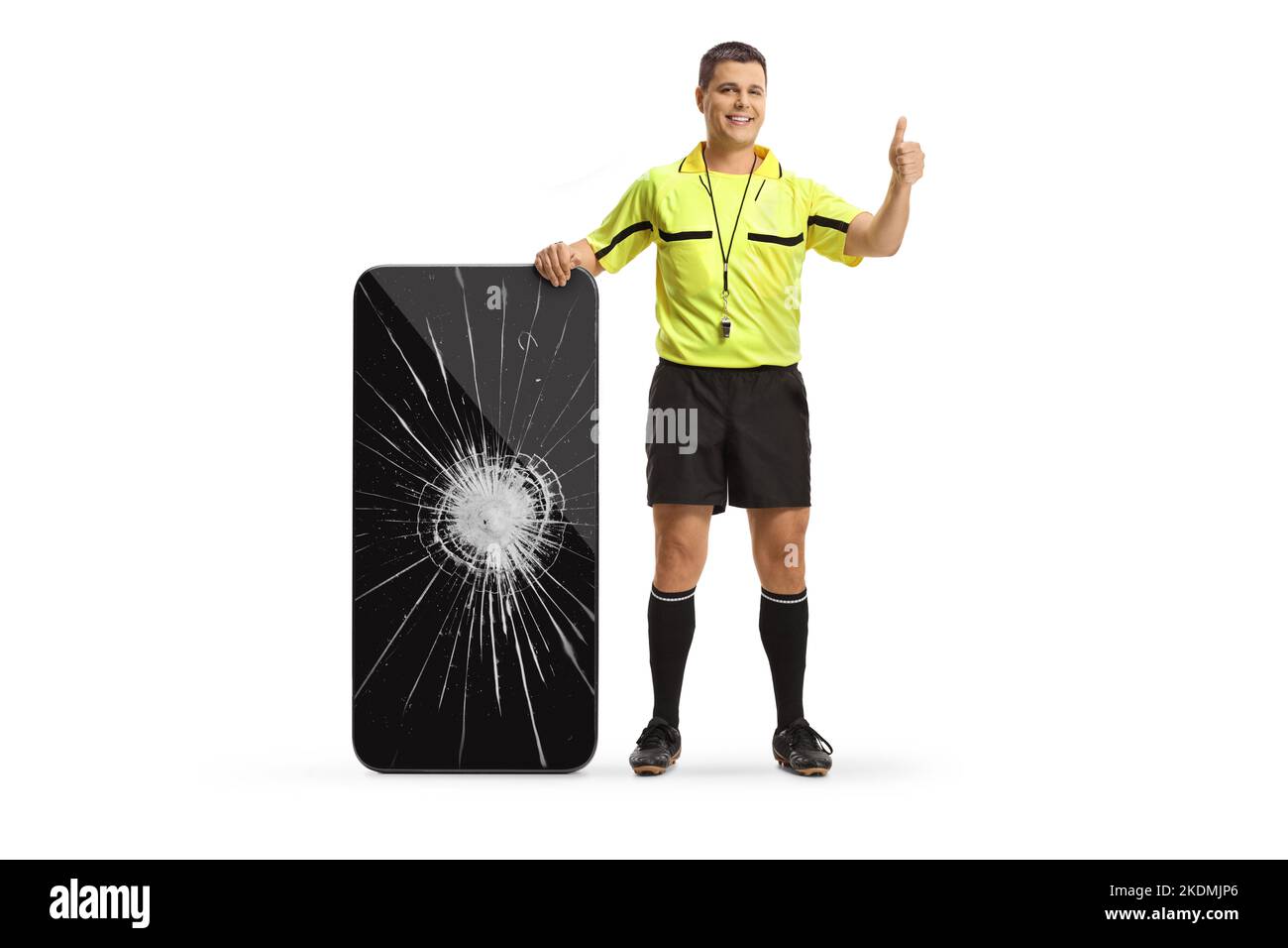 Portrait complet d'un arbitre de football avec un smartphone avec écran cassé montrant les pouces isolés sur fond blanc Banque D'Images