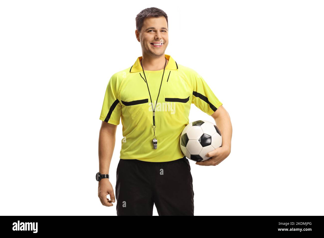 Arbitre de football tenant un ballon et souriant à la caméra isolée sur fond blanc Banque D'Images