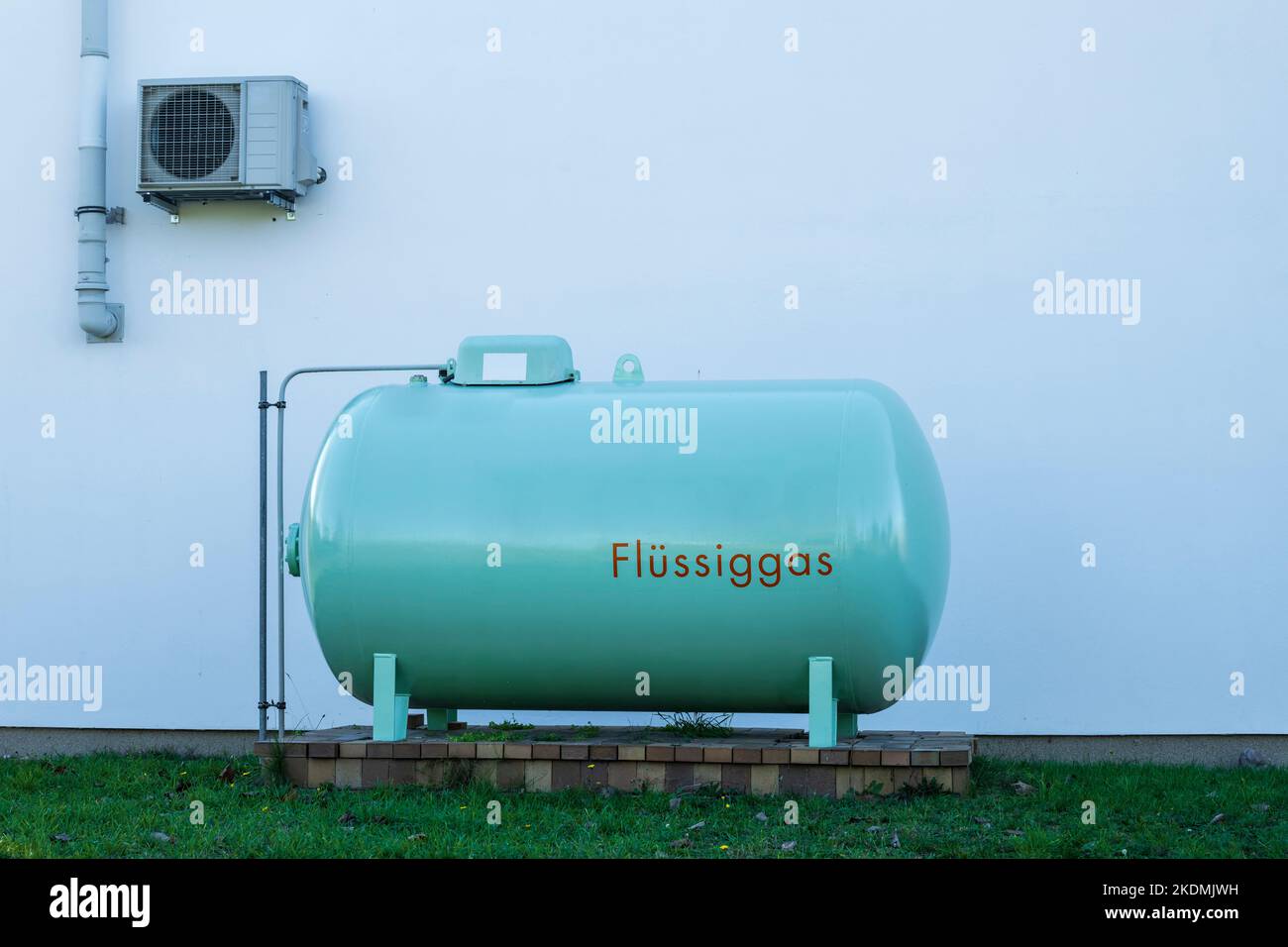 Un petit réservoir de gaz avec l'étiquette allemande « gaz liquide » sur l'extrémité pignon d'une maison Banque D'Images