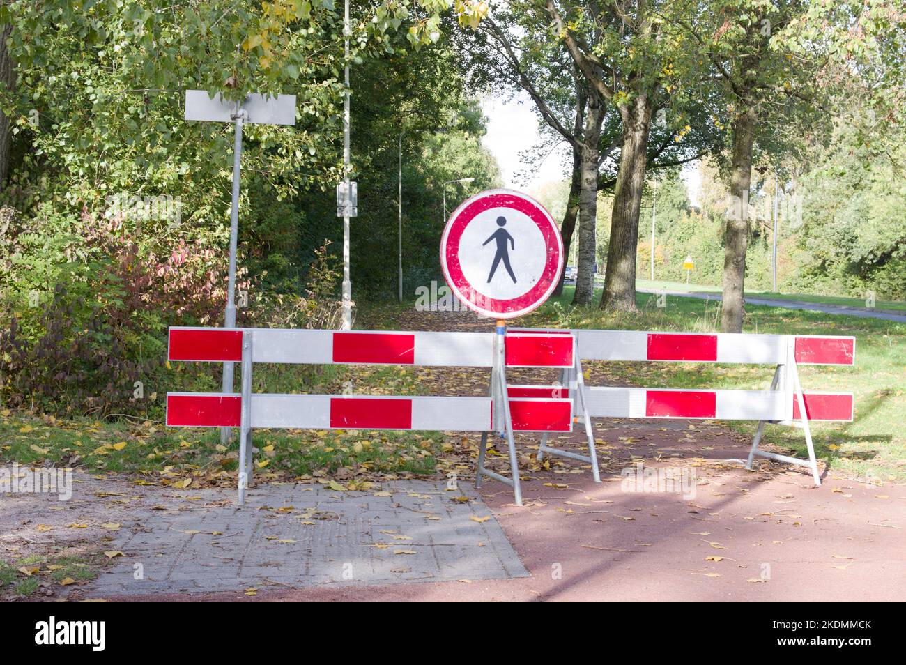 Route fermée avec des barrières et des panneaux pour piétons pour les travaux routiers. Banque D'Images