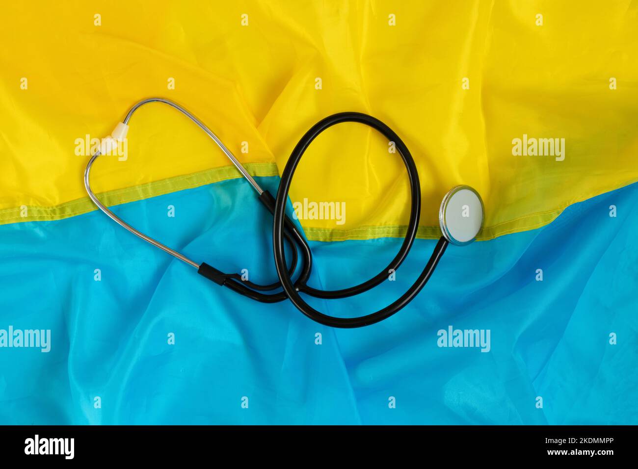 Un vieux stéthoscope se trouve sur les drapeaux de l'Ukraine, la médecine en Ukraine Banque D'Images