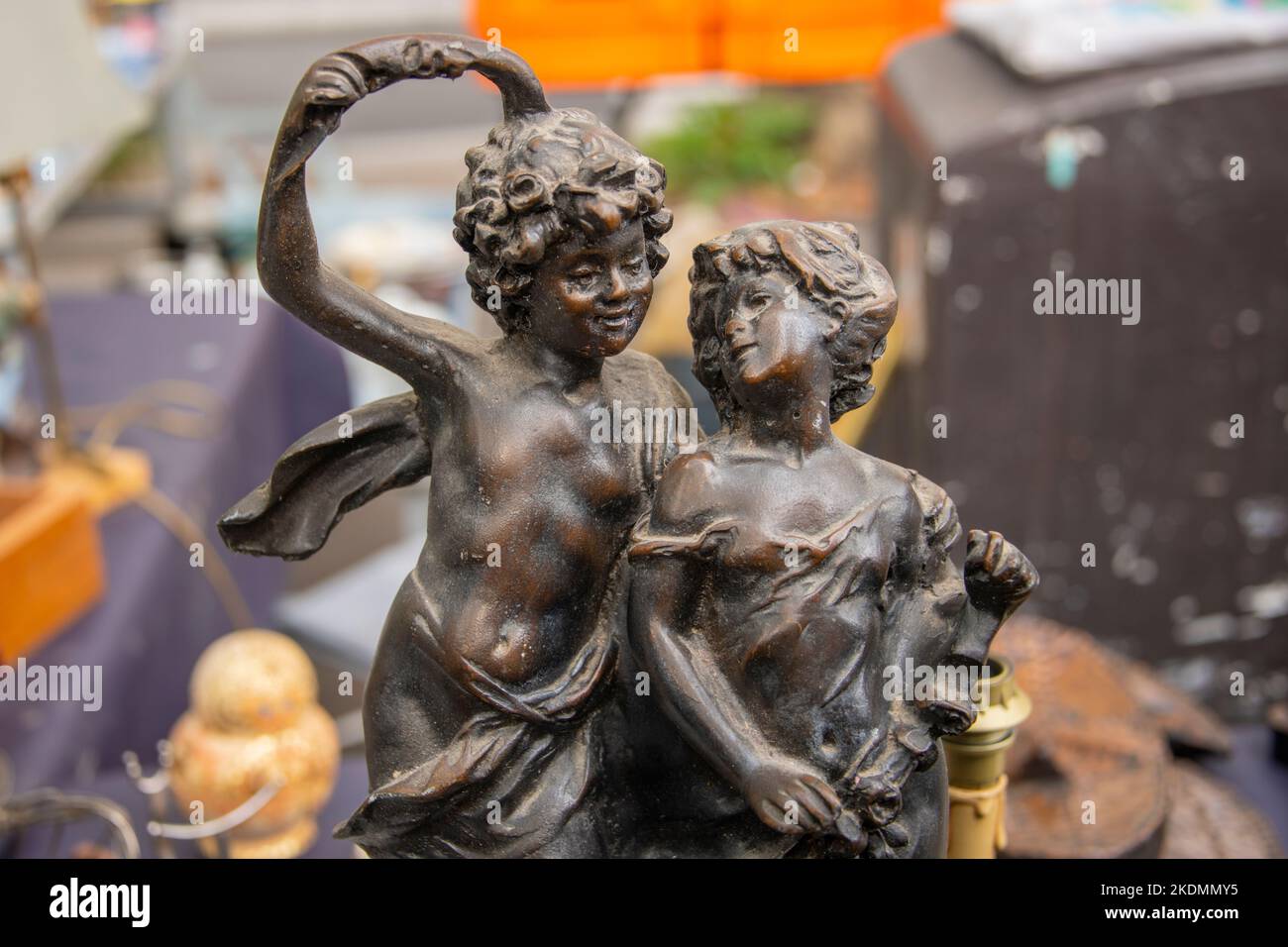 Deux figurines réprimant l'amour de deux enfants, à vendre au marché aux puces Banque D'Images