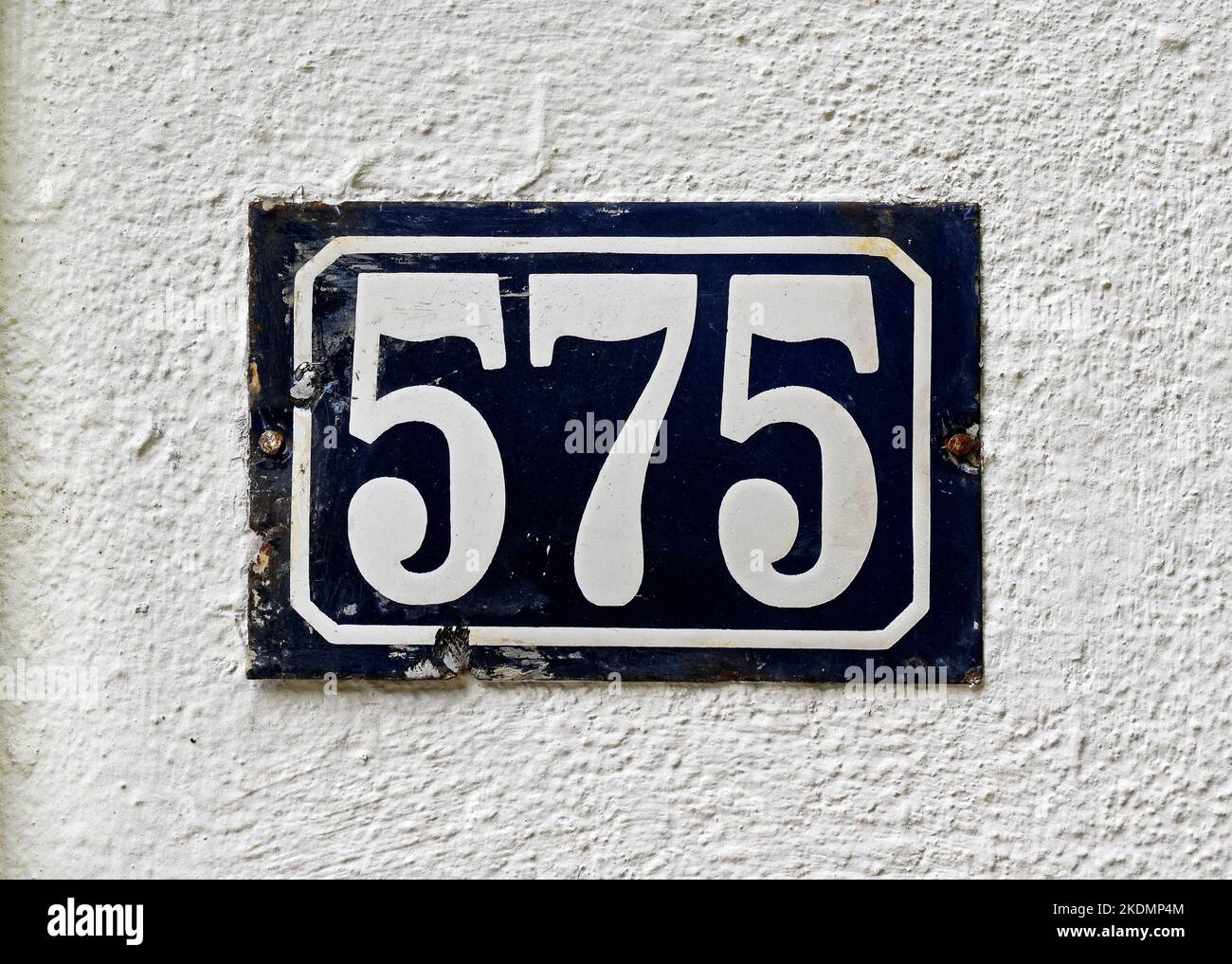 Rue 575 sur un mur blanc Banque D'Images