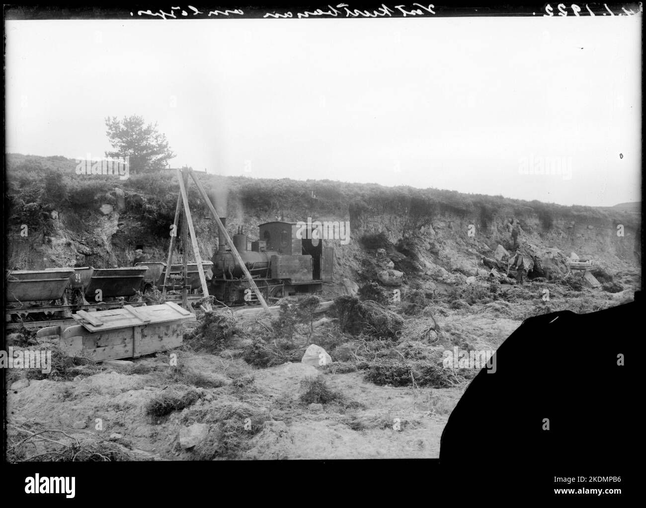 Chemin de fer Decauville avec locomotive au réaménagement de la ligne de la côte ouest en 1922, ici quelque part sur la route entre Lindome et Anneberg. Banque D'Images