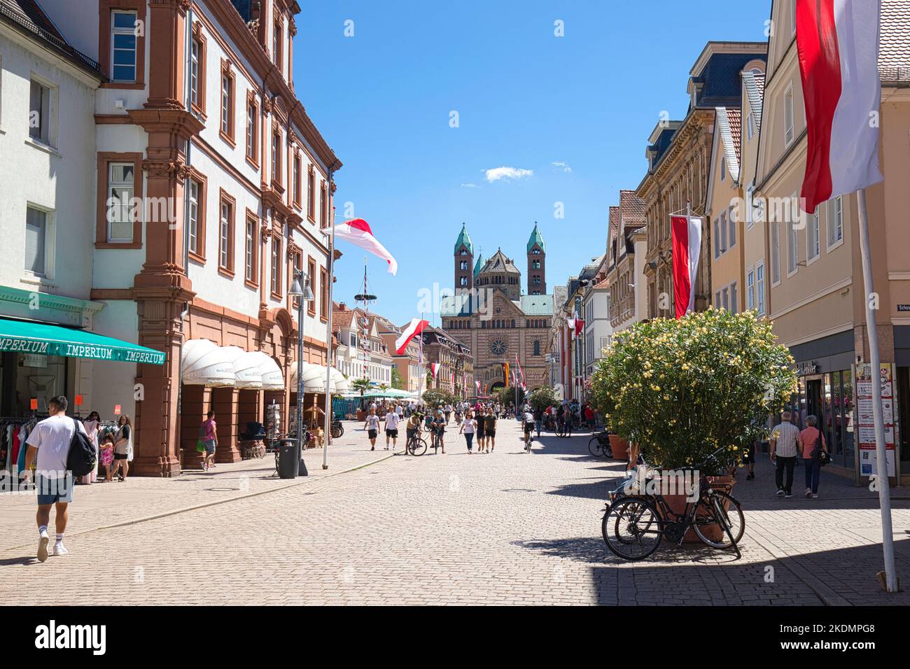 Speyer, Rhénanie-Palatinat, Allemagne - 02 juillet 2022 : vue de la Maximilianstrasse à la cathédrale de Speyer. Banque D'Images