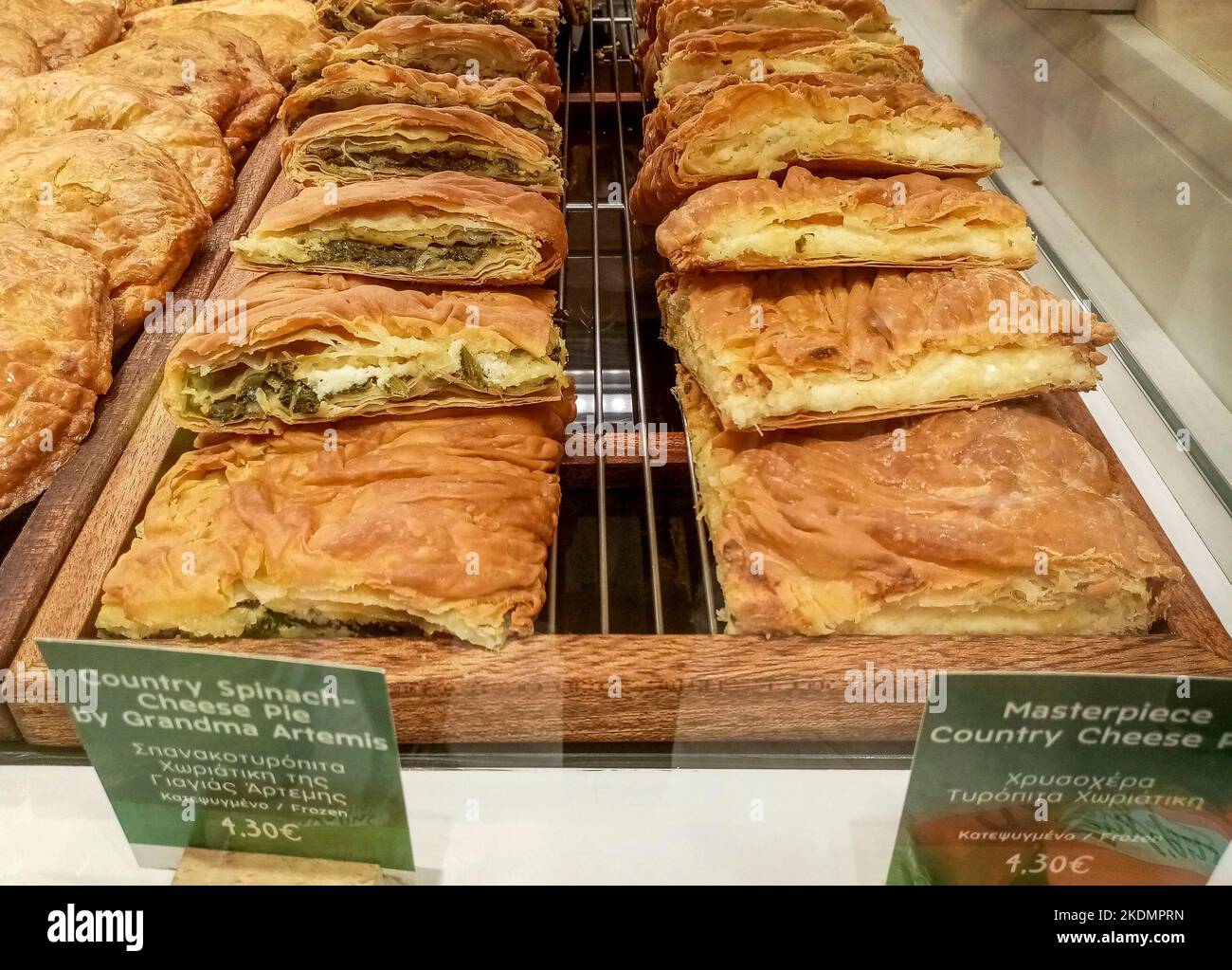 Tarte aux épinards grecs fraîchement cuite et tarte au fromage en vente dans un magasin de cuisine grec local. Banque D'Images