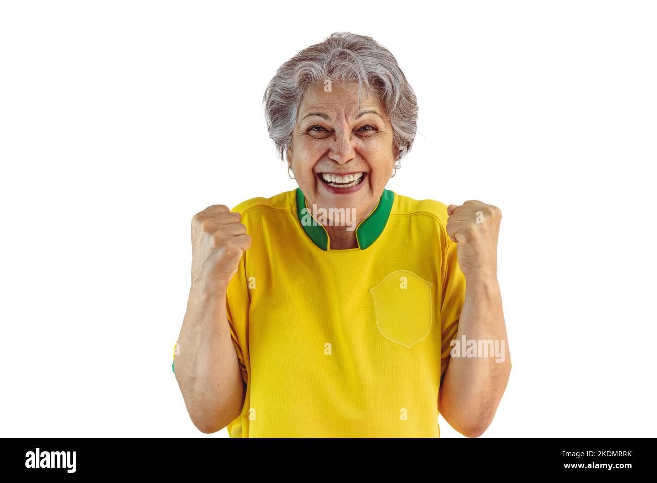 Femme mature avec maillot jaune de l'équipe de football isolé sur blanc. Fan de sport avec drapeau célébrant la coupe. Banque D'Images