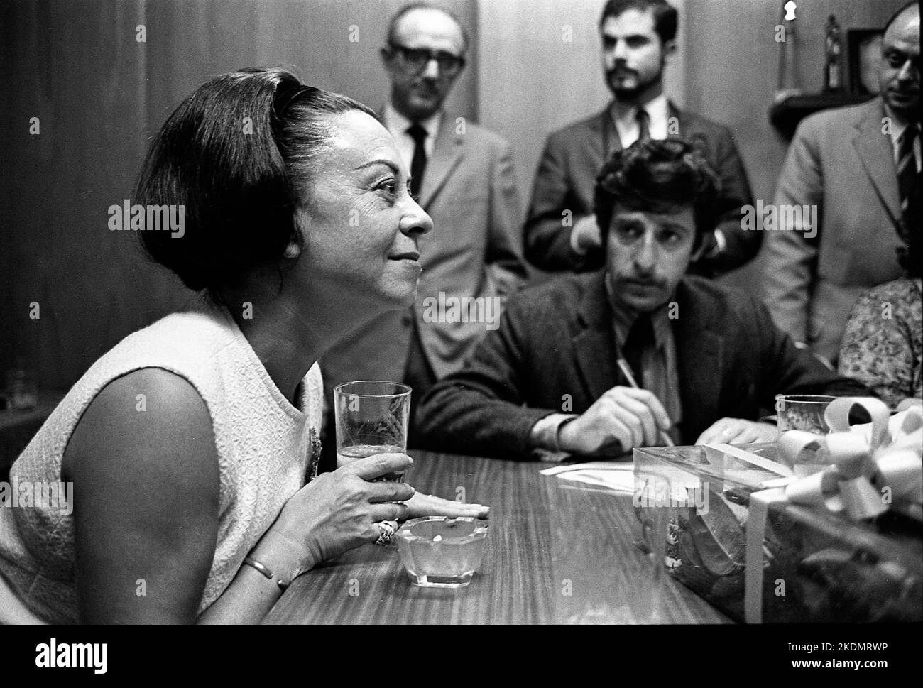 Giulietta Masina, actrice italienne, épouse de Federico Fellini, lors d’une conférence de presse à Buenos Aires, en Argentine Banque D'Images