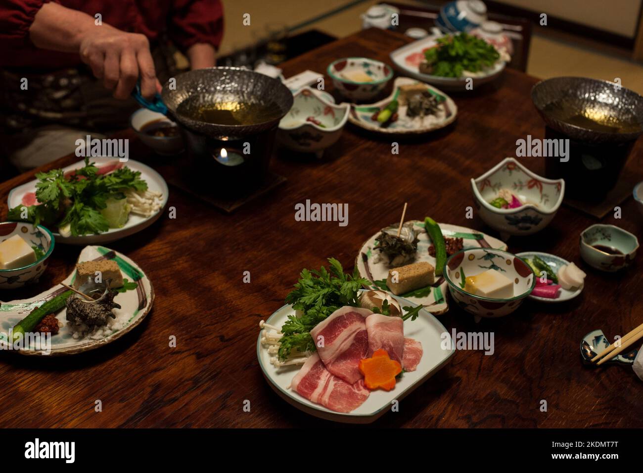 Un repas traditionnel japonais au ryokan, avec du shabu de porc et des produits de saison, Chojukan Ryokan, Hoshi Onsen, Japon. Banque D'Images