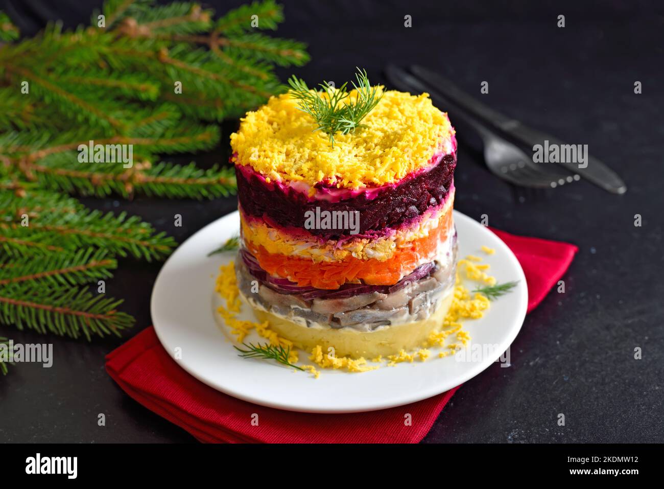 Salade avec betteraves, hareng, carottes et pommes de terre, vue rapprochée Banque D'Images