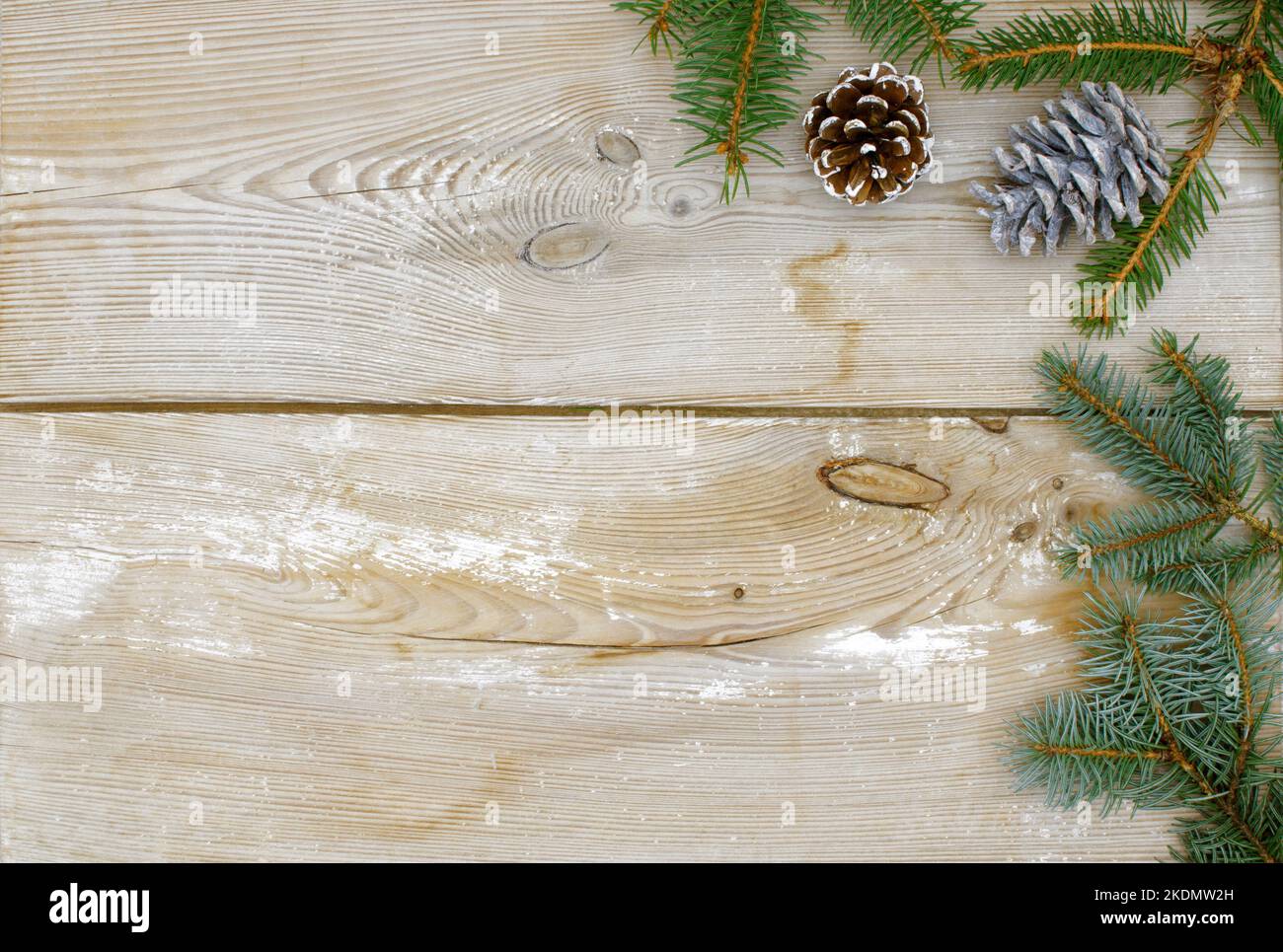 décoration de noël, brindilles de sapin, cônes d'épicéa et de pin sur fond de bois rustique, espace pour le texte, fond de noël, papier peint, noël Banque D'Images