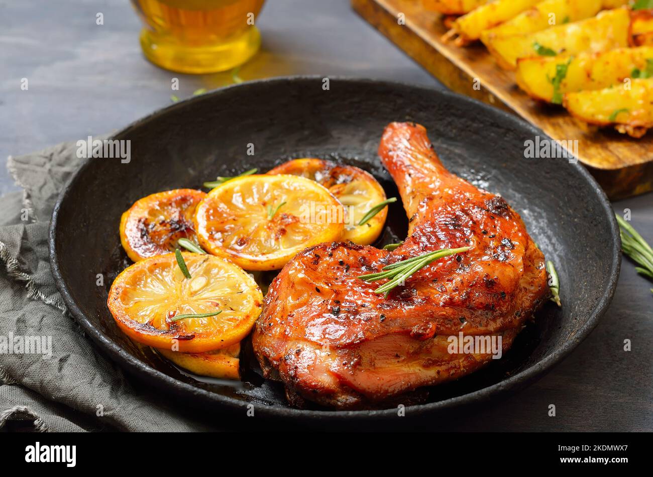 Cuisse de poulet rôtie sur l'assiette Banque D'Images