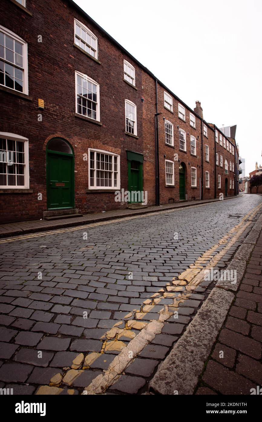 BREWERY WHARF, LEEDS, ROYAUME-UNI - 30 SEPTEMBRE 2022. Une image architecturale d'une rangée de maisons mitoyennes anciennes ou de maisons en rangée sur des rues pavées Banque D'Images