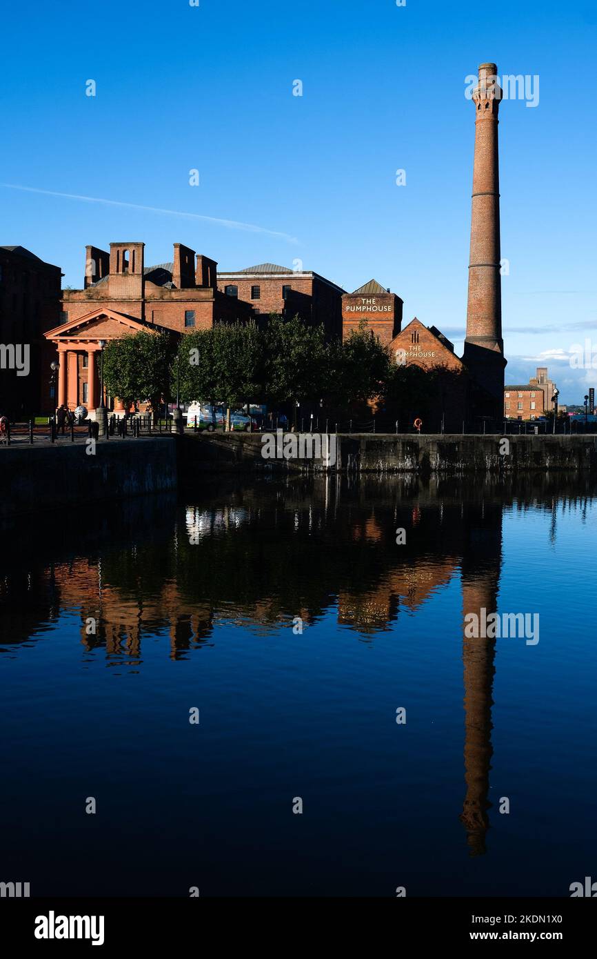 Une vue de la maison de pompe et de la cheminée à l'Albert Dock photographiée lors de la Conférence d'automne du Parti travailliste qui s'est tenue à l'ACC Liverpool , à Liverpool, le mercredi 28 septembre 2022 . Photo de Julie Edwards. Banque D'Images