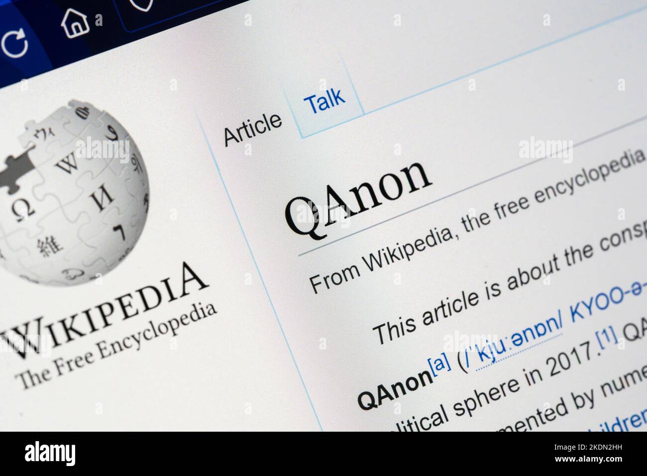 Page Wikipedia pour QAnon - une théorie de la conspiration politique américaine d'extrême droite et mouvement politique. Les fausses déclarations faites par une personne appelée « Q » Banque D'Images