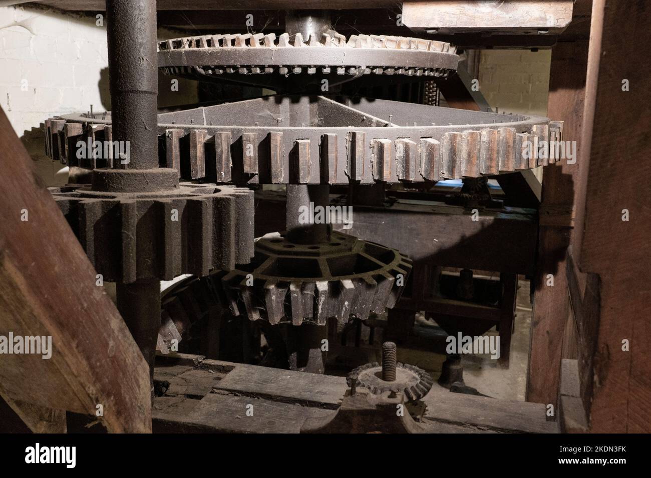 Engrenages et roues dentées faisant partie de l'ancienne machine de l'usine Millstone, Bartons Mill, Old Bashing, Basingstoke, Royaume-Uni Banque D'Images