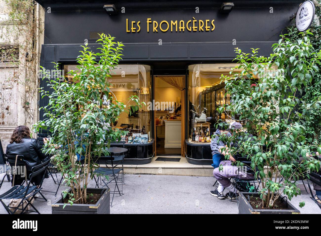 Les Fromagères, Arles, France, Un restaurant proposant une large gamme de produits laitiers, de fromages et de rafraîchissements. Banque D'Images