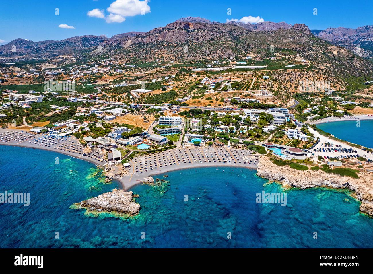 Vue aérienne (drone) de la plage de la baie de Kakkos (drapeau bleu), entre les villages de Ferma et Koutsounari, Ierapetral, Lassithi, Crète, Grèce. Banque D'Images