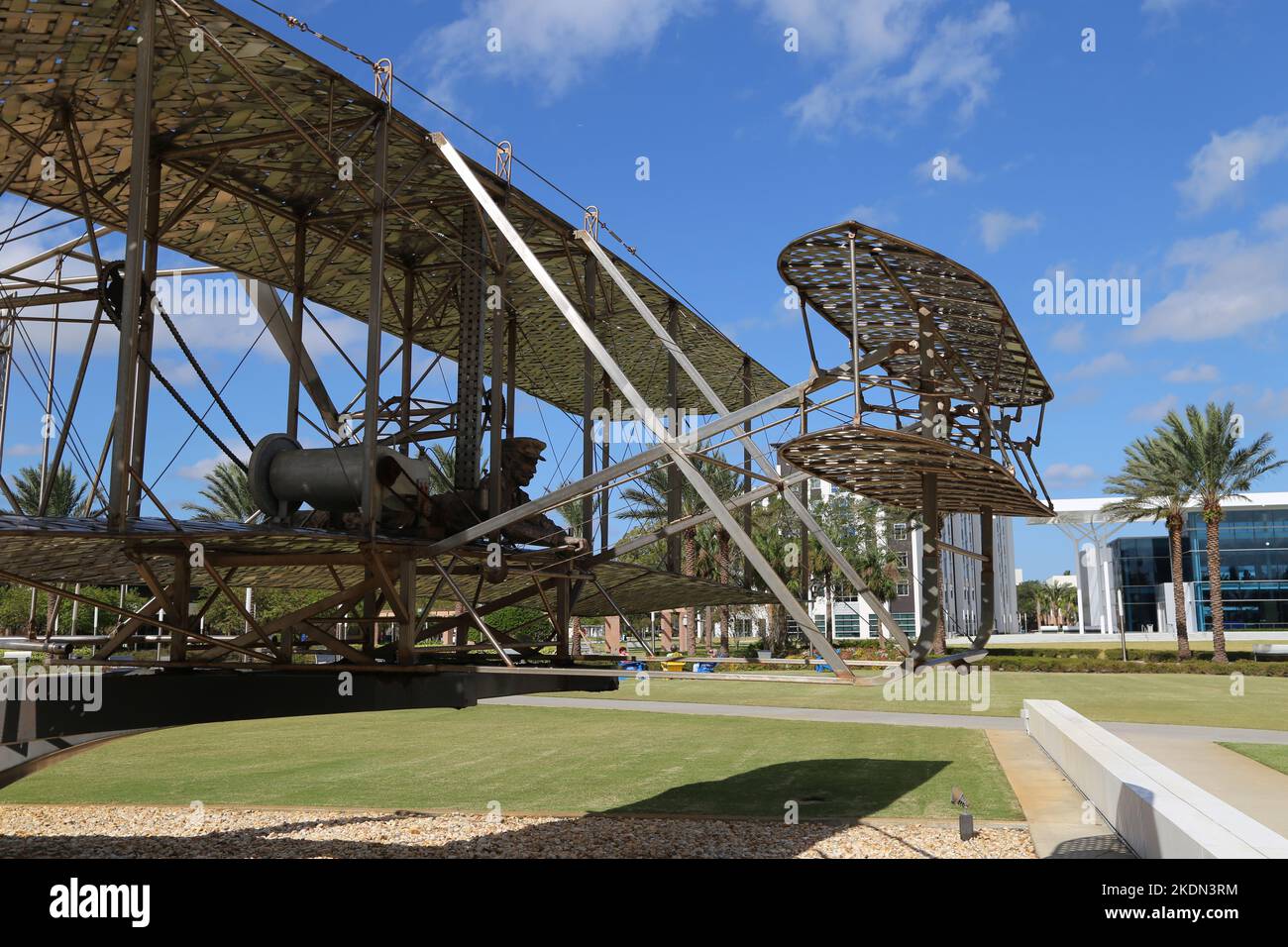 Wright Flyer Sculpture par Larry Godwin sur le campus de l'Embry-Riddle Aeronautical University à Daytona en Floride Banque D'Images