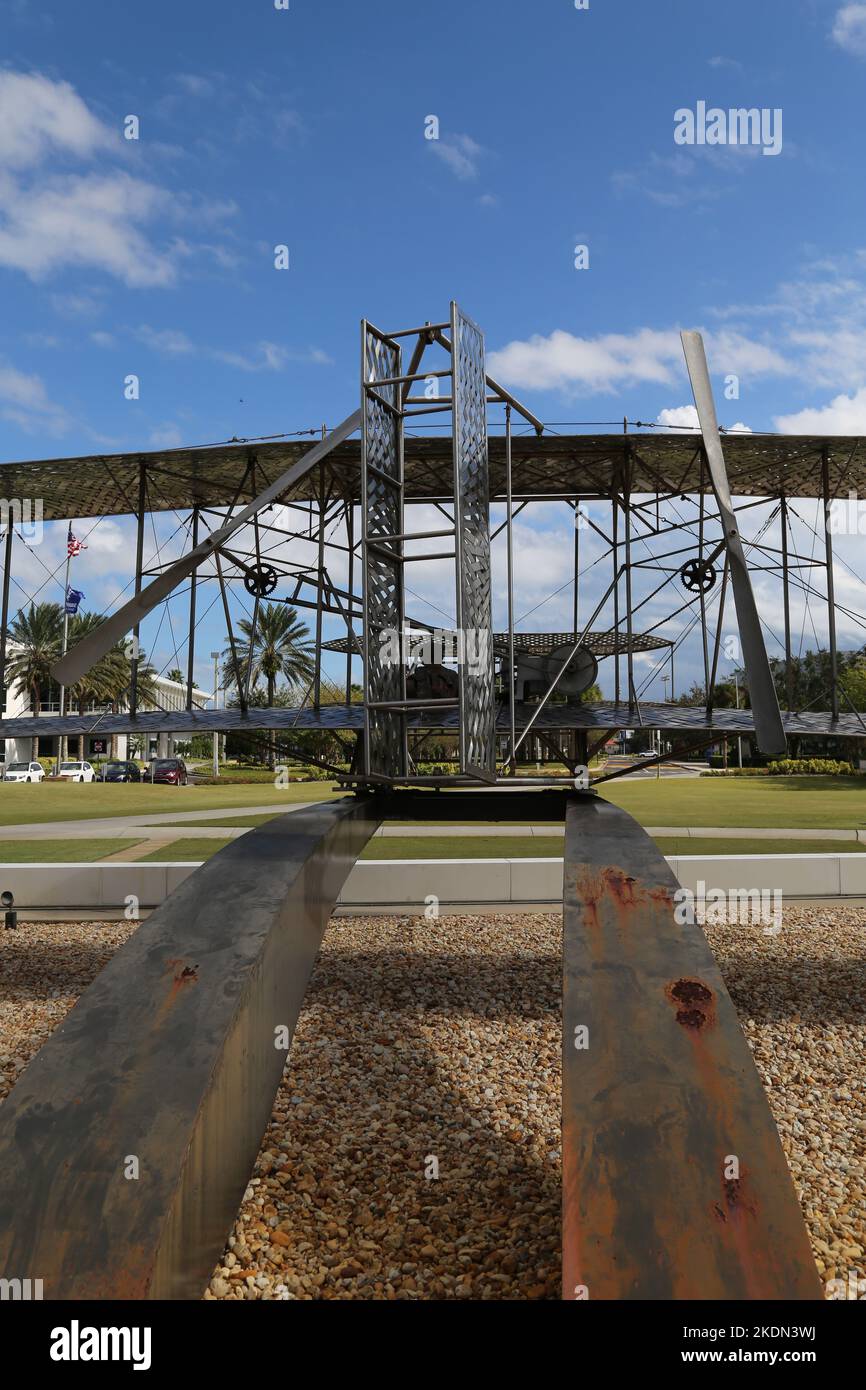 Wright Flyer Sculpture par Larry Godwin sur le campus de l'Embry-Riddle Aeronautical University à Daytona en Floride Banque D'Images