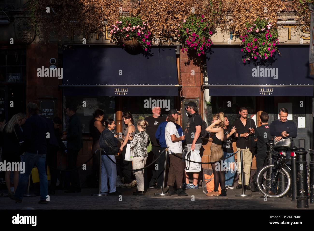 Après-midi buveurs, profitant du soleil dehors, The Blue Posts Pub, 22 Berwick Street, Londres, Royaume-Uni. 14 septembre 2022 Banque D'Images