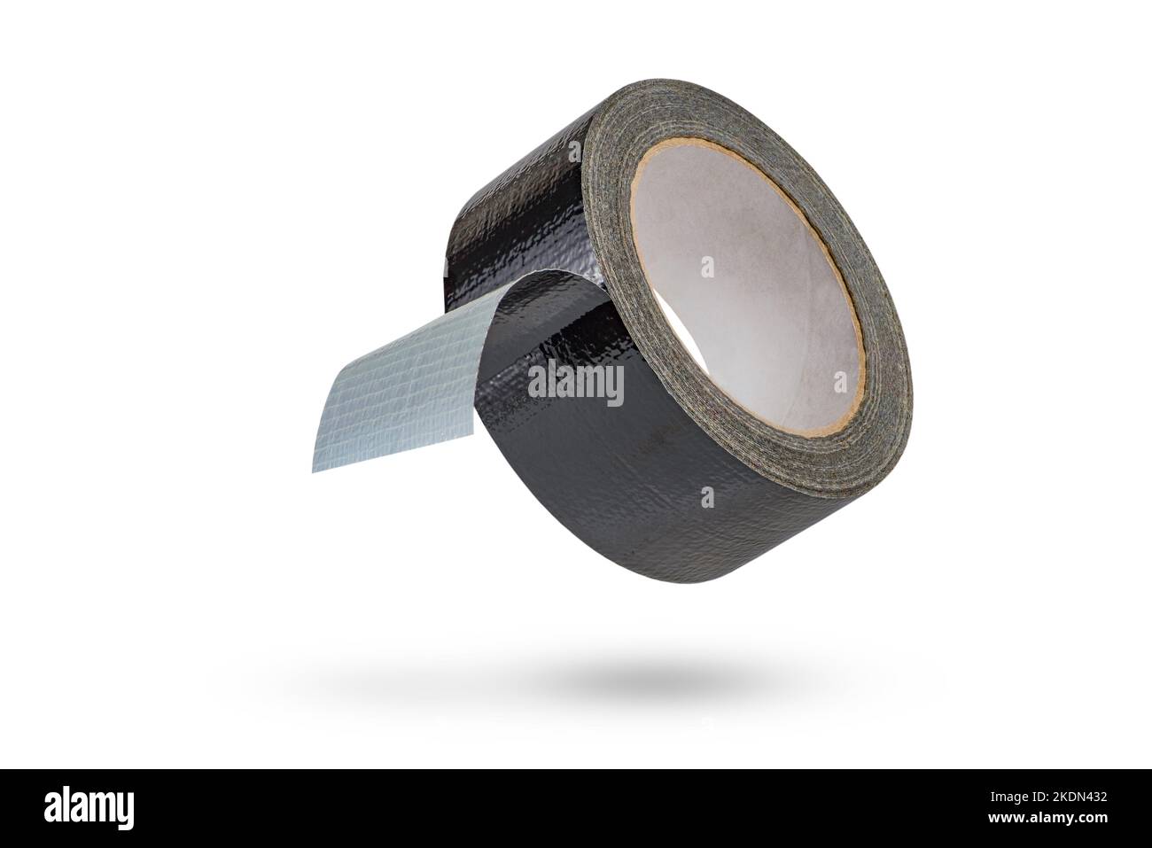 Rouleau de ruban adhésif noir isolé sur fond blanc. Le ruban adhésif noir renforcé tombe, jetant une ombre. Rouleau de ruban isolant non enroulé. Banque D'Images