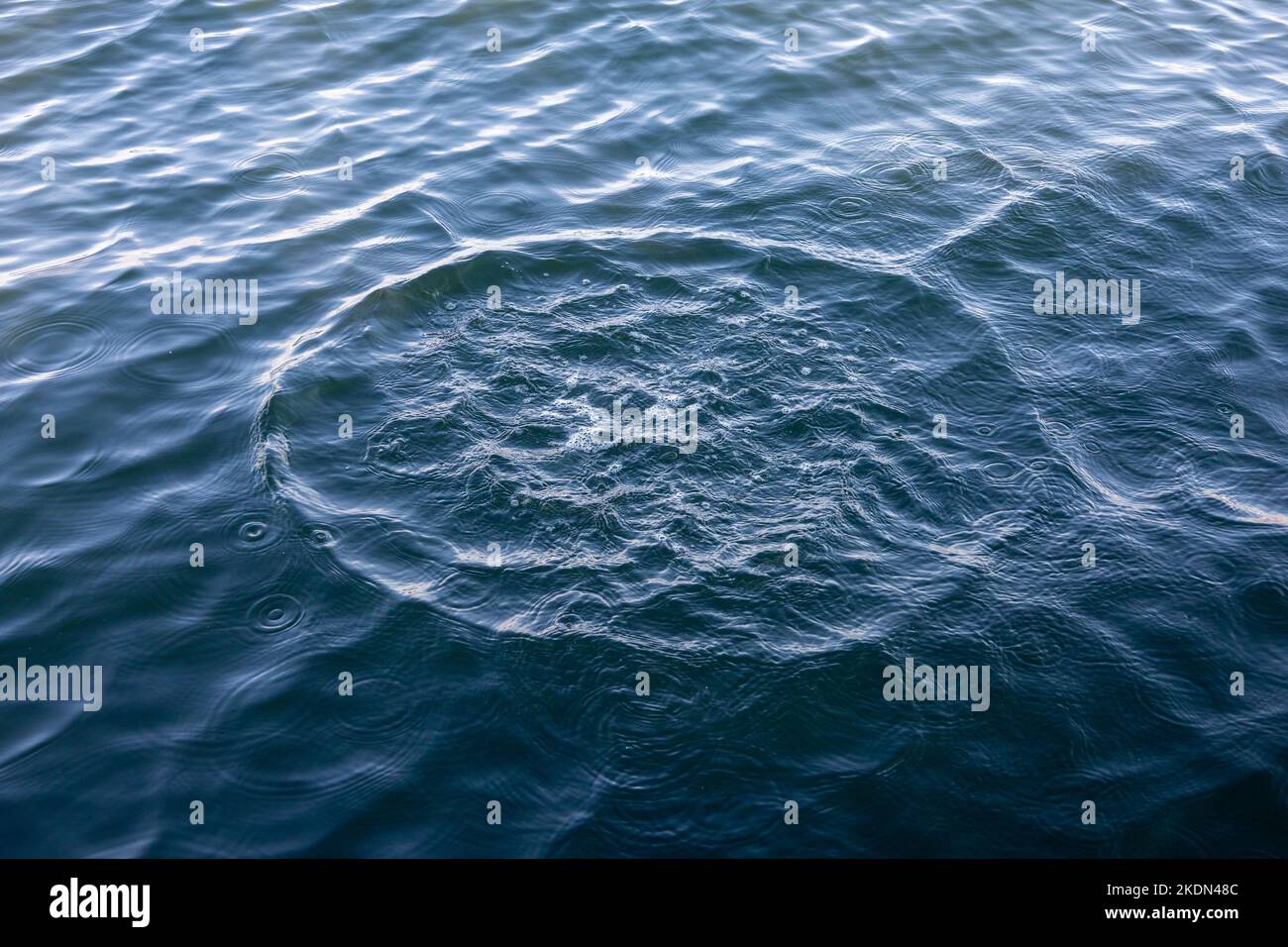 Cercles d'eau sur la mer. L'eau sonne après avoir lancé une pierre. Arrière-plan ou fond d'écran. Banque D'Images