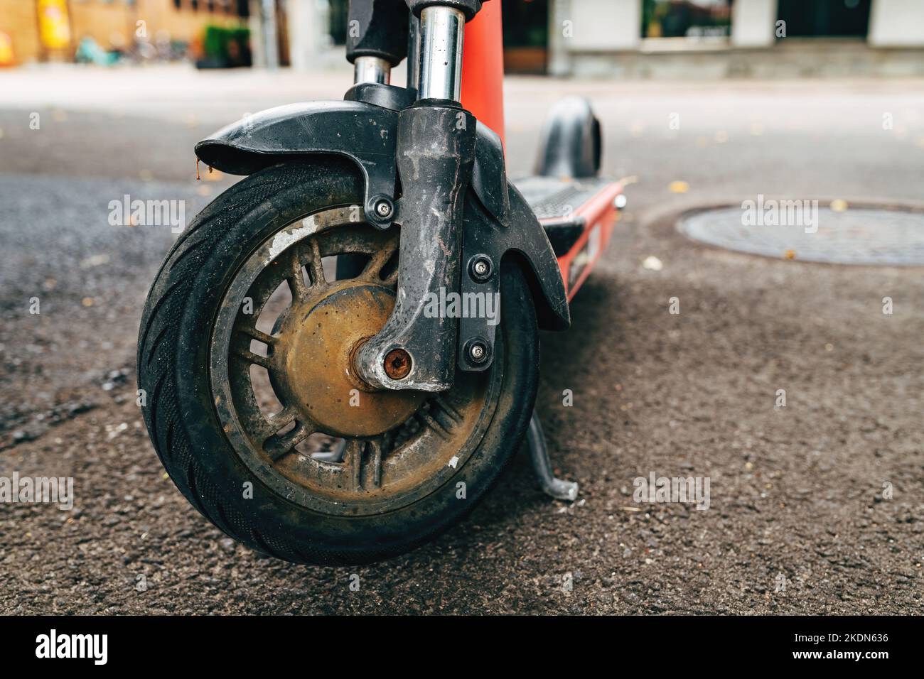 Gros plan de la roue de scooter électrique sur la rue, mise au point sélective Banque D'Images