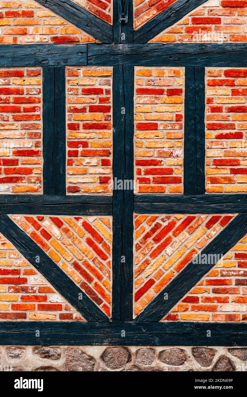 Mur de la vieille maison à colombages, mur de briques avec cadre en bois. Détail de la ville de Halmstad en Suède. Architecture de style scandinave Banque D'Images