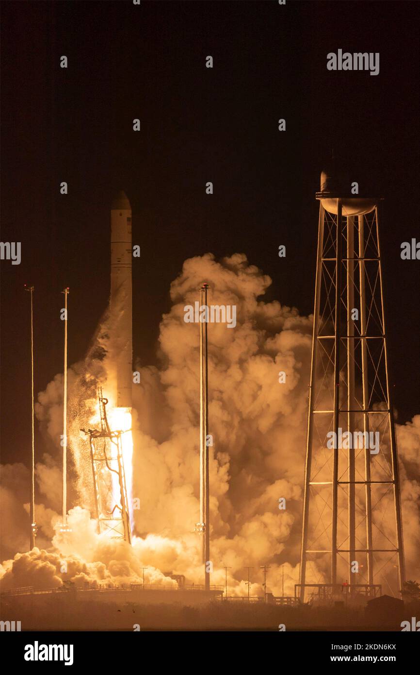 Wallops Island, États-Unis d'Amérique. 07 novembre 2022. La roquette Northrop Grumman Antares transportant le vaisseau cygnus sans pilote est lancée avant l'aube depuis le Spaceport Pad-0A régional du centre de l'Atlantique au site de vol Wallops de la NASA, à 7 novembre 2022, sur l'île Wallops, en Virginie, aux États-Unis. Le lancement est la mission de réapprovisionnement de fret sans pilote effectuée en 18th par Northrop Grumman à la Station spatiale internationale. Credit: Danielle Johnson/NASA/Alamy Live News Banque D'Images