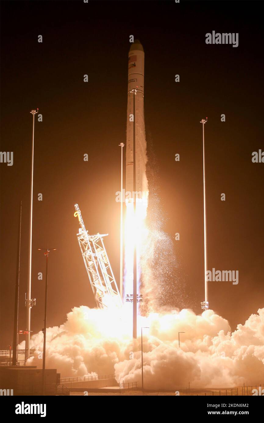 Wallops Island, États-Unis d'Amérique. 07 novembre 2022. La roquette Northrop Grumman Antares transportant le vaisseau cygnus sans pilote est lancée avant l'aube depuis le Spaceport Pad-0A régional du centre de l'Atlantique au site de vol Wallops de la NASA, à 7 novembre 2022, sur l'île Wallops, en Virginie, aux États-Unis. Le lancement est la mission de réapprovisionnement de fret sans pilote effectuée en 18th par Northrop Grumman à la Station spatiale internationale. Credit: Kyle Hoppes/NASA/Alamy Live News Banque D'Images