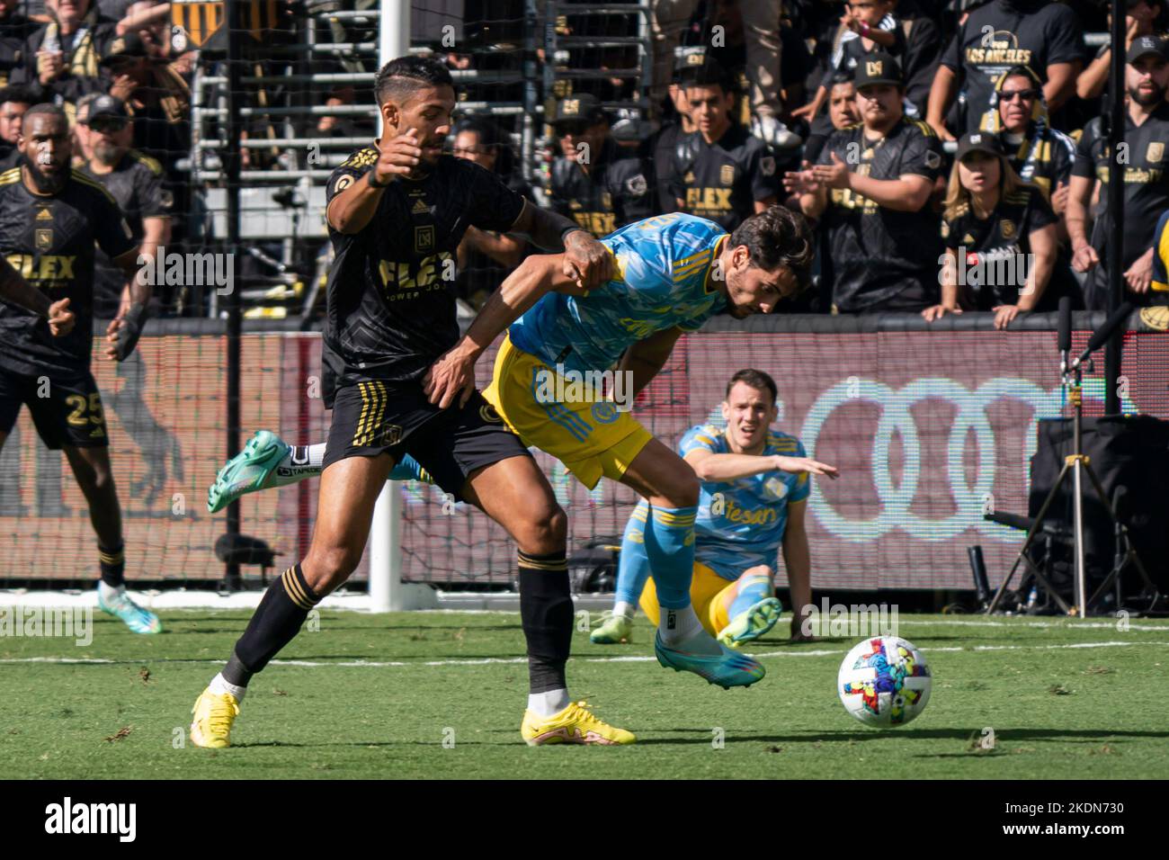 Denis Bouanga (99) et Julián Carranza (9), un avant de l'Union de Philadelphie, se battent pour la possession pendant le match de la MLS Cup, samedi, Banque D'Images