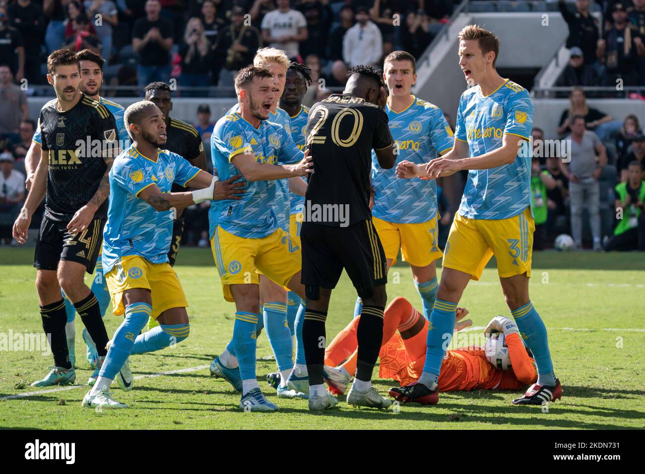 Les joueurs de l'Union de Philadelphie réagissent à la faute de José Cifuentes, milieu de terrain du FC de Los Angeles (20) lors du match de la MLS Cup, samedi, 5 novembre 2022, au Banque D'Images