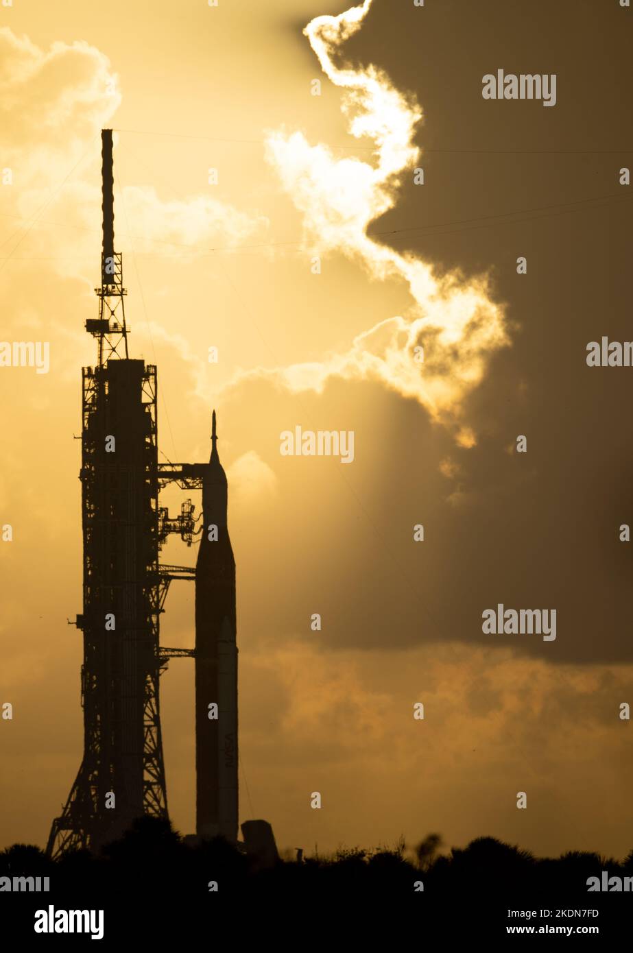 Kennedy Space Center, États-Unis d'Amérique. 07 novembre 2022. Lever de soleil au-dessus de la fusée du système de lancement spatial de la NASA avec l'engin spatial Orion réintégré au complexe de lancement 39B au sommet d'un lanceur mobile alors que les préparatifs du lancement se poursuivent, au Centre spatial Kennedy, à 7 novembre 2022, à Cape Canaveral, en Floride. Après plusieurs tentatives infructueuses, le test en vol sans équipage est prévu pour 14 novembre. Credit: Joel Kowsky/NASA/Alamy Live News Banque D'Images
