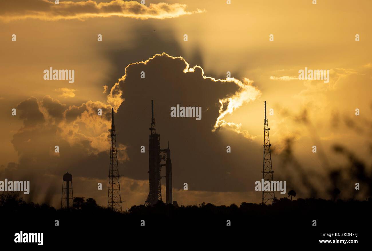 Kennedy Space Center, États-Unis d'Amérique. 07 novembre 2022. Lever de soleil au-dessus de la fusée du système de lancement spatial de la NASA avec l'engin spatial Orion réintégré au complexe de lancement 39B au sommet d'un lanceur mobile alors que les préparatifs du lancement se poursuivent, au Centre spatial Kennedy, à 7 novembre 2022, à Cape Canaveral, en Floride. Après plusieurs tentatives infructueuses, le test en vol sans équipage est prévu pour 14 novembre. Credit: Joel Kowsky/NASA/Alamy Live News Banque D'Images