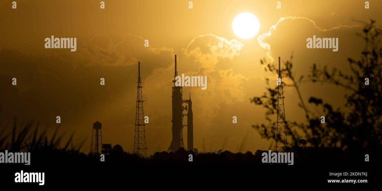 Kennedy Space Center, États-Unis d'Amérique. 07 novembre 2022. Lever de soleil au-dessus de la fusée du système de lancement spatial de la NASA avec l'engin spatial Orion réintégré au complexe de lancement 39B au sommet d'un lanceur mobile alors que les préparatifs du lancement se poursuivent, au Centre spatial Kennedy, à 7 novembre 2022, à Cape Canaveral, en Floride. Après plusieurs tentatives infructueuses, le test en vol sans équipage est prévu pour 14 novembre. Credit: Joel Kowsky/NASA/Alamy Live News Banque D'Images