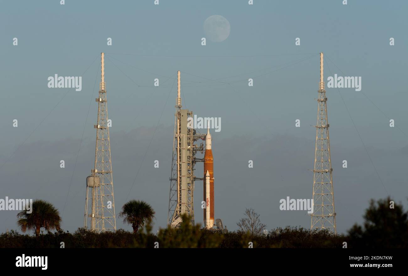 Kennedy Space Center, États-Unis d'Amérique. 06 novembre 2022. Lever de lune au-dessus de la fusée du système de lancement spatial de la NASA avec l'engin spatial Orion réintégré au Launch Complex 39B au sommet d'un lanceur mobile alors que les préparatifs du lancement se poursuivent, au Kennedy Space Center, à 6 novembre 2022, à Cape Canaveral, en Floride. Après plusieurs tentatives infructueuses, le test en vol sans équipage est prévu pour 14 novembre. Credit: Joel Kowsky/NASA/Alamy Live News Banque D'Images