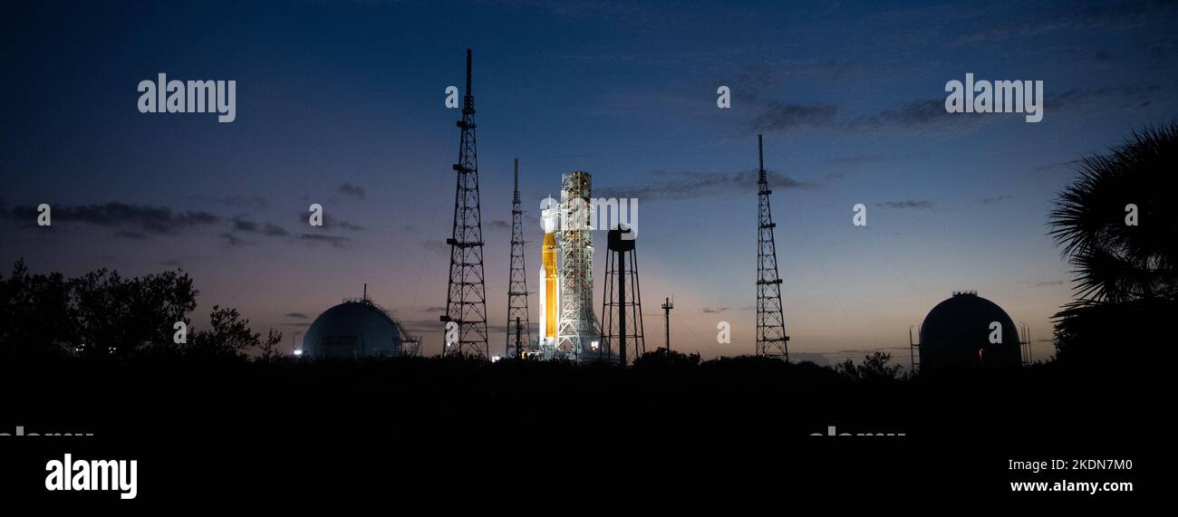 Kennedy Space Center, États-Unis d'Amérique. 06 novembre 2022. Twilight descend au-dessus de la fusée du système de lancement spatial de la NASA avec l'engin spatial Orion au Launch Complex 39B au sommet d'un lanceur mobile alors que les préparatifs pour le lancement se poursuivent, au Kennedy Space Center, à 6 novembre 2022, à Cape Canaveral, en Floride. Après plusieurs tentatives infructueuses, le test en vol sans équipage est prévu pour 14 novembre. Credit: Joel Kowsky/NASA/Alamy Live News Banque D'Images