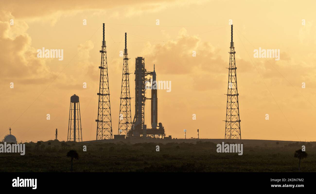 Kennedy Space Center, États-Unis d'Amérique. 07 novembre 2022. Lever de soleil au-dessus de la fusée du système de lancement spatial de la NASA avec l'engin spatial Orion réintégré au complexe de lancement 39B au sommet d'un lanceur mobile alors que les préparatifs du lancement se poursuivent, au Centre spatial Kennedy, à 7 novembre 2022, à Cape Canaveral, en Floride. Après plusieurs tentatives infructueuses, le test en vol sans équipage est prévu pour 14 novembre. Credit: Joel Kowsky/NASA/Alamy Live News Banque D'Images