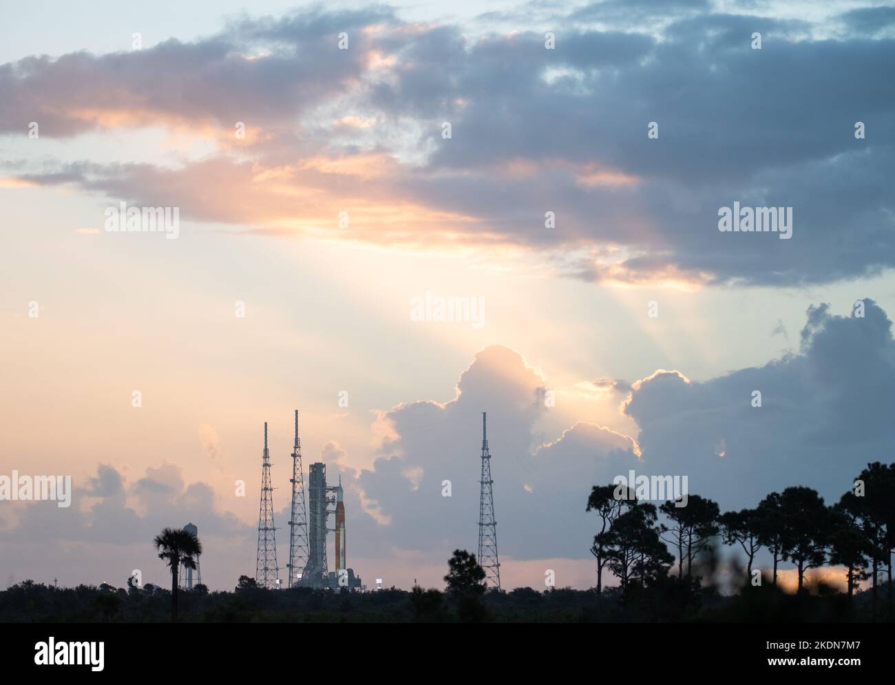 Kennedy Space Center, États-Unis d'Amérique. 07 novembre 2022. Lever de soleil au-dessus de la fusée du système de lancement spatial de la NASA avec l'engin spatial Orion réintégré au complexe de lancement 39B au sommet d'un lanceur mobile alors que les préparatifs du lancement se poursuivent, au Centre spatial Kennedy, à 7 novembre 2022, à Cape Canaveral, en Floride. Après plusieurs tentatives infructueuses, le test en vol sans équipage est prévu pour 14 novembre. Credit: Joel Kowsky/NASA/Alamy Live News Banque D'Images