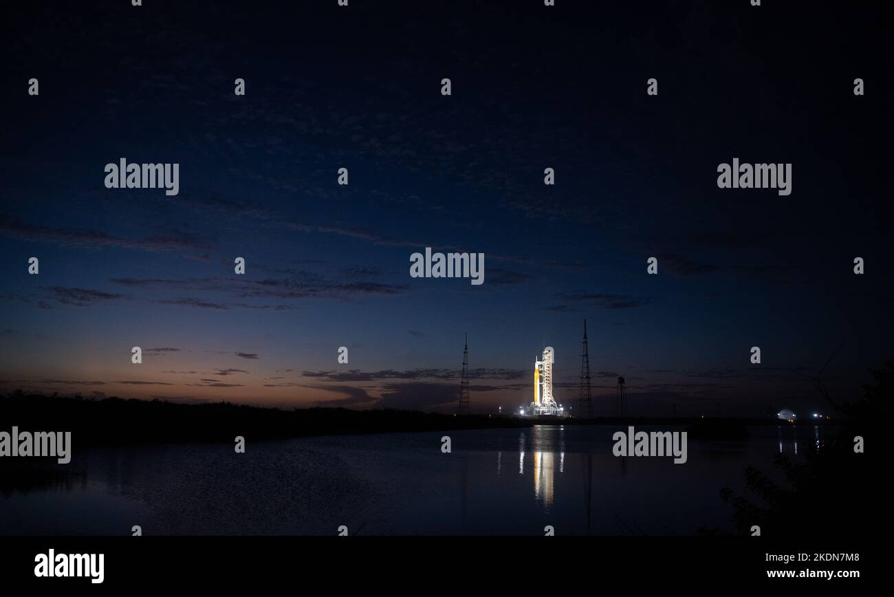 Kennedy Space Center, États-Unis d'Amérique. 06 novembre 2022. Twilight descend au-dessus de la fusée du système de lancement spatial de la NASA avec l'engin spatial Orion au Launch Complex 39B au sommet d'un lanceur mobile alors que les préparatifs pour le lancement se poursuivent, au Kennedy Space Center, à 6 novembre 2022, à Cape Canaveral, en Floride. Après plusieurs tentatives infructueuses, le test en vol sans équipage est prévu pour 14 novembre. Credit: Joel Kowsky/NASA/Alamy Live News Banque D'Images