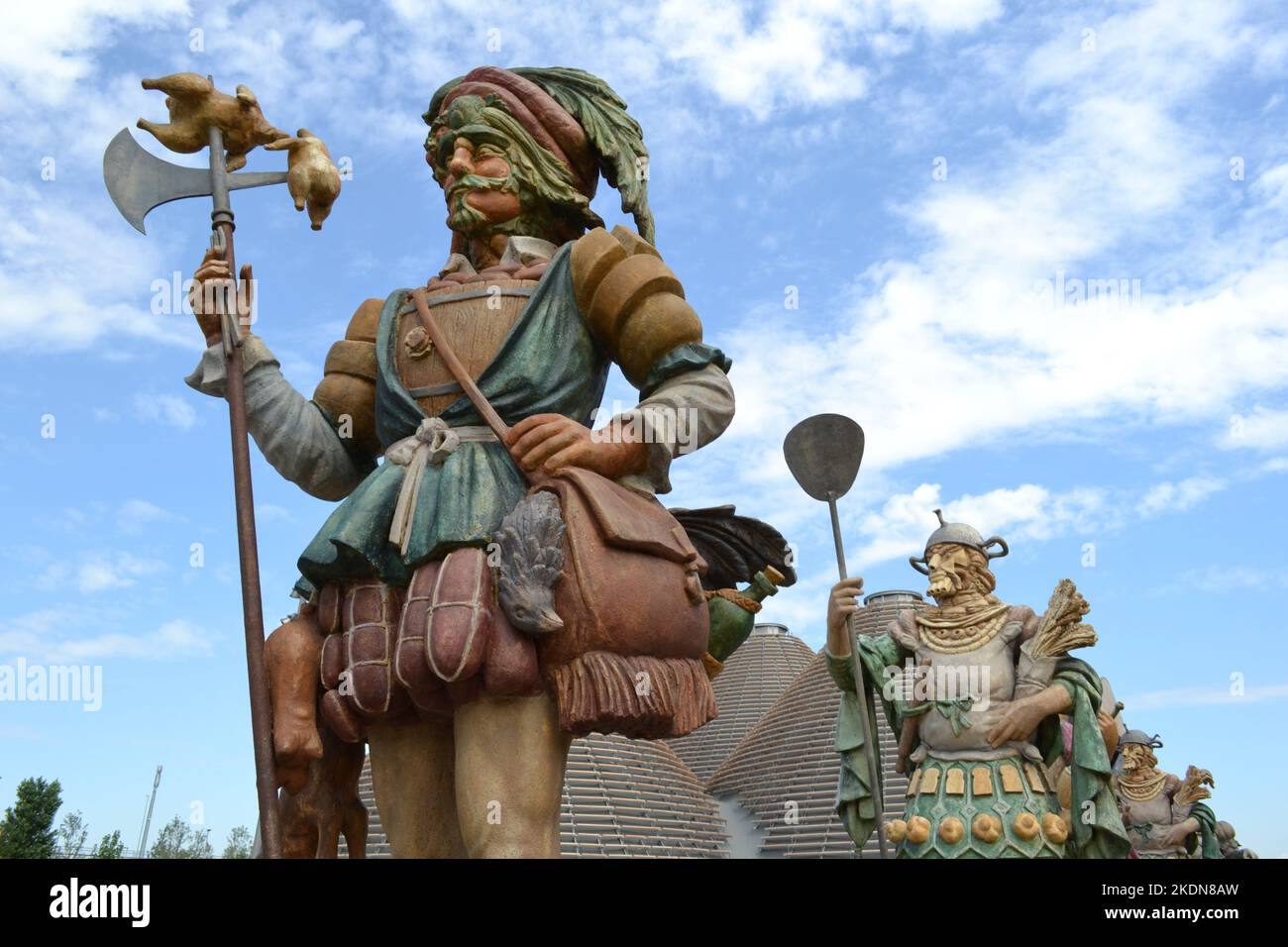 Milan, Italie - 21 août 2015 : statue du caractère de Norcinello qui symbolise la cuisson de la viande dans les activités de cuisson parmi les statues. Banque D'Images