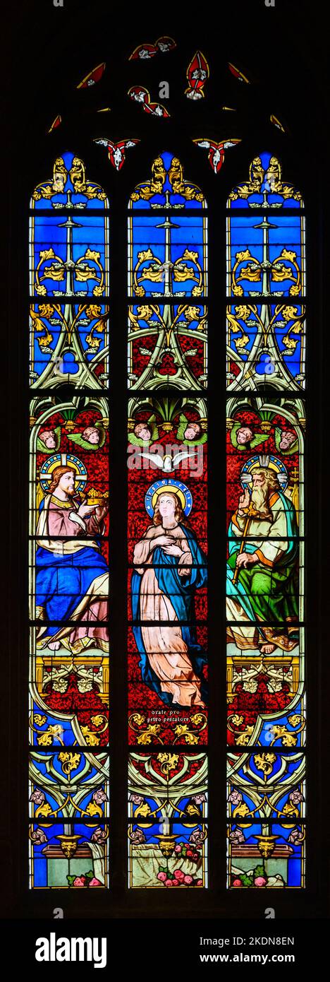 Vitraux représentant l'Assomption et le couronnement de la Vierge Marie. Notre-Dame de Luxembourg (Cathédrale notre-Dame de Luxembourg). Banque D'Images