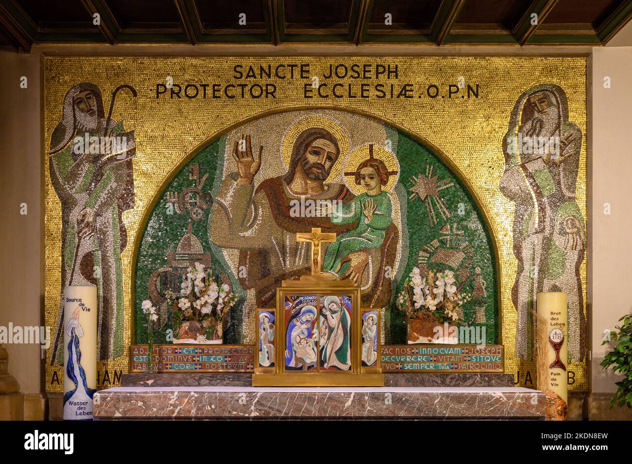 Chapelle latérale et autel dédié à Saint Joseph, protecteur de l'Église. Notre-Dame de Luxembourg (Cathédrale notre-Dame de Luxembourg). Banque D'Images