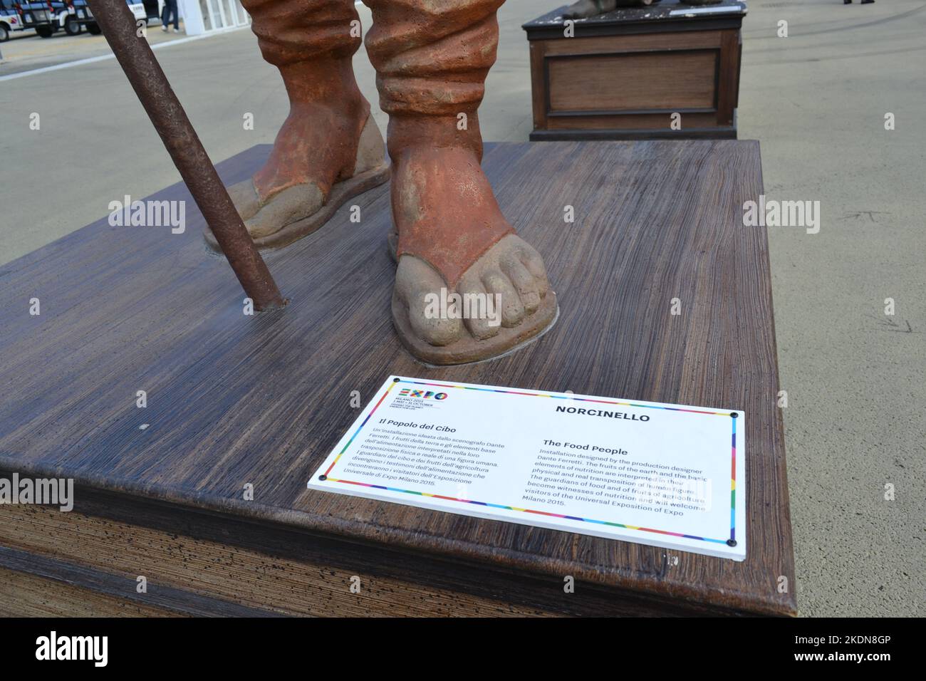 Milan, Italie - 21 août 2015: Détail de la statue du caractère Norcinello des gens de la nourriture de l'Expo Milano 2015. Pieds avec sandales . Banque D'Images